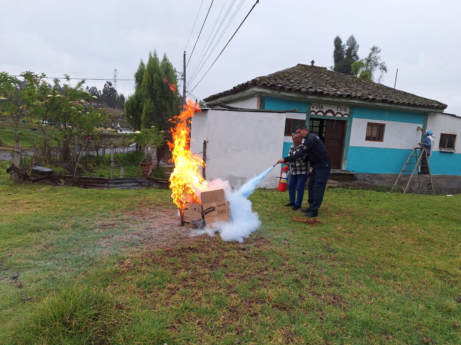 AUTORIDADES Y ADULTOS MAYORES SE CAPACITAN EN TÉCNICAS FRENTE A INCENDIOS
